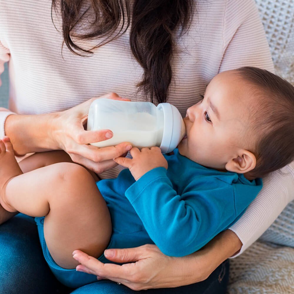 Mãe dando Mamadeira para o Bebê