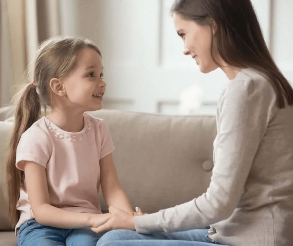 crianca dialogando com a mae