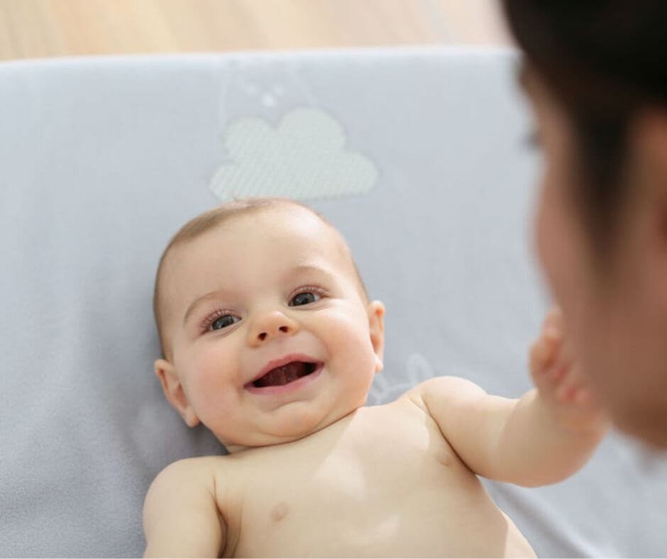 bebe feliz no trocador portatil
