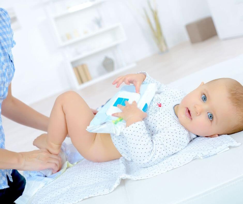bebe brincando no trocador portatil