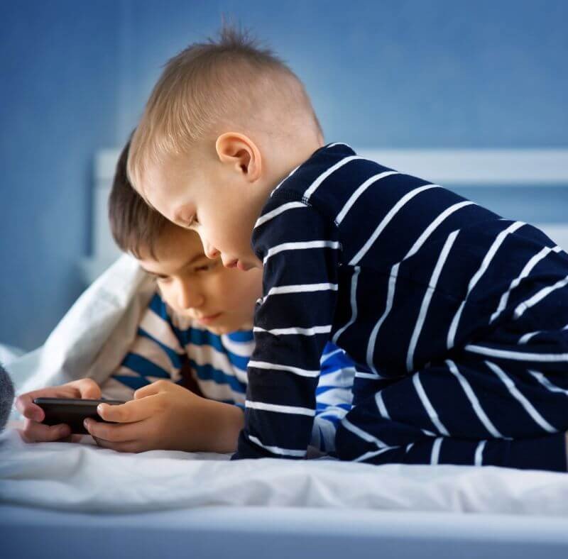 irmaos no celular