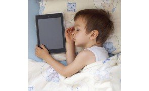 Criança Dormindo com Tablet