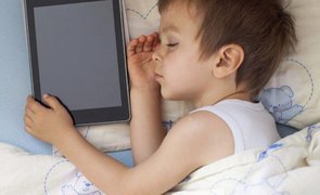 Criança Dormindo com Tablet