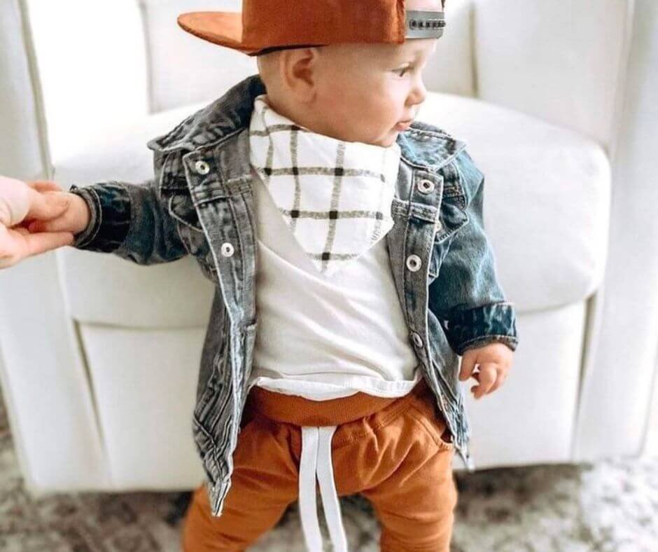 Bebê vestindo boné e jaqueta jeans no inverno