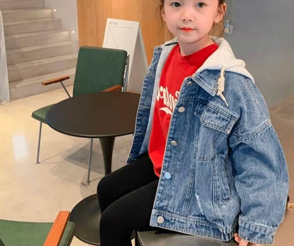 Menina vestindo jaqueta jeans longa durante dia frio