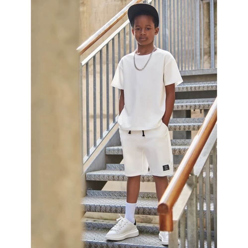 Conjunto branco estiloso com acessórios