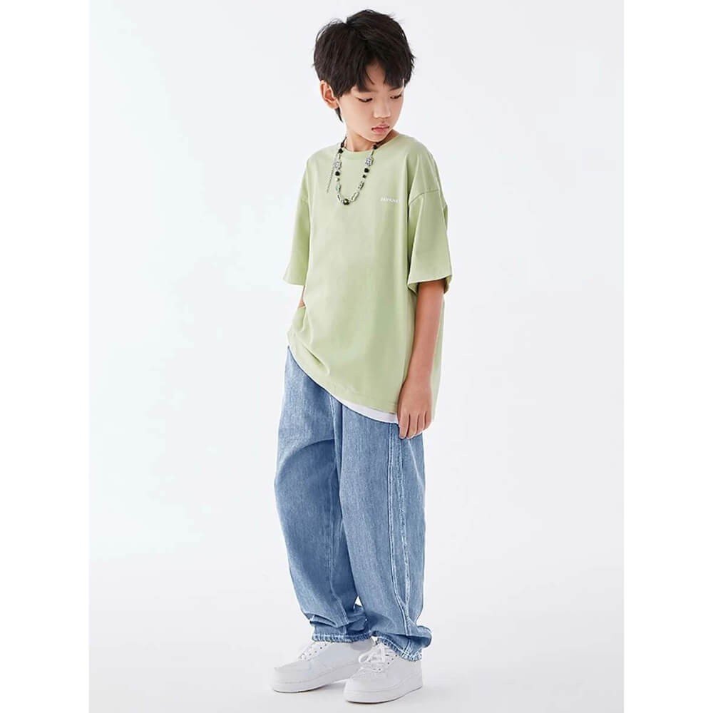 Calça Jeans com camisa básica e colar