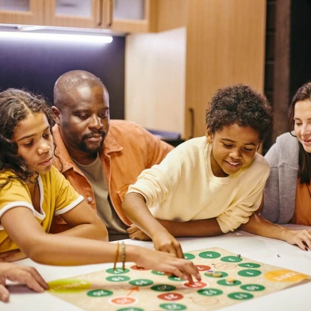 Criança brincando com Tabuleiro