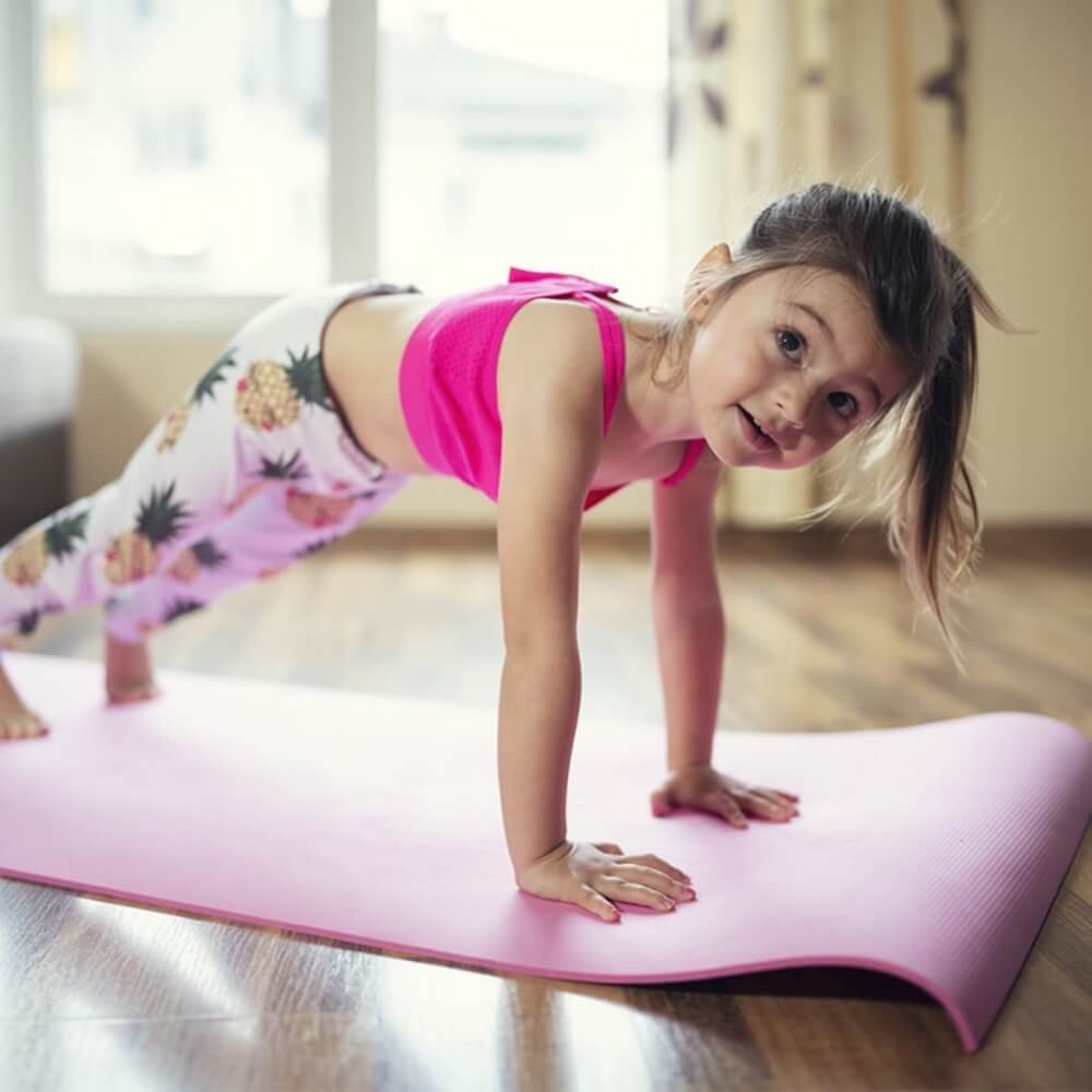 Criança fazendo Yoga