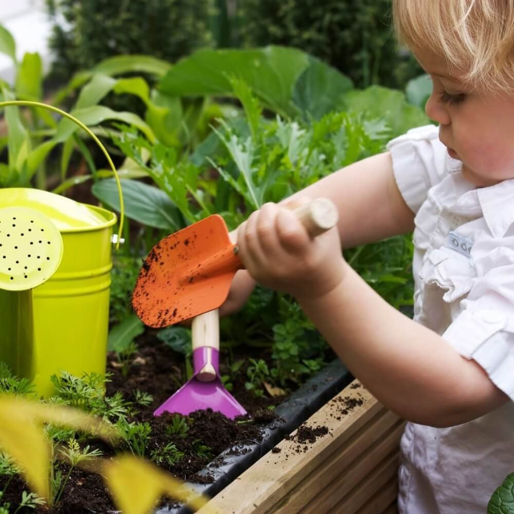 Criança na Jardinagem