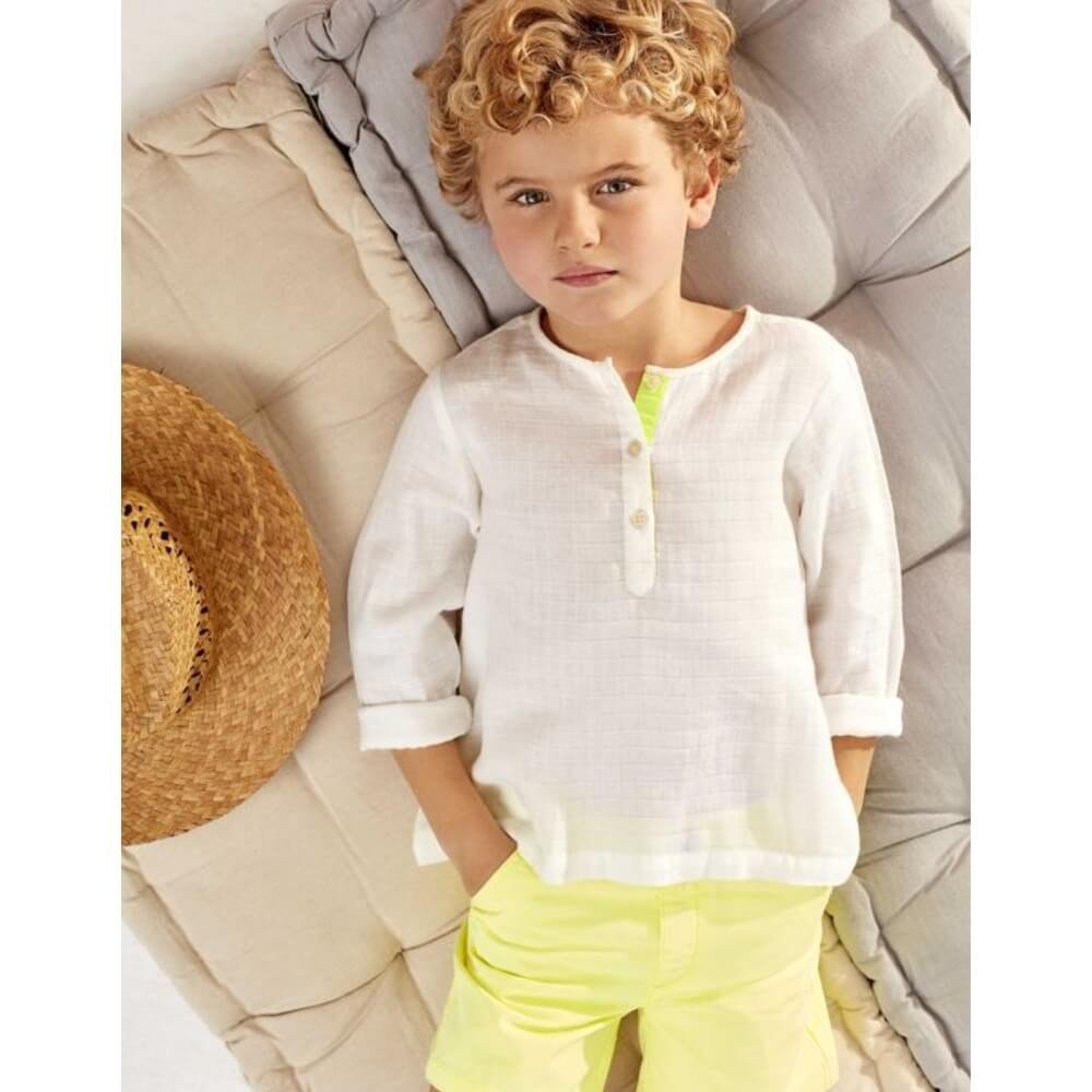 Camisa Branca com Shorts Neon