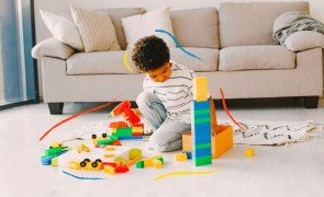 Criança com Brinquedos Educativos - Capa
