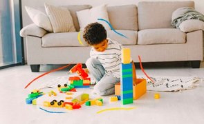 Criança com Brinquedos Educativos - Capa