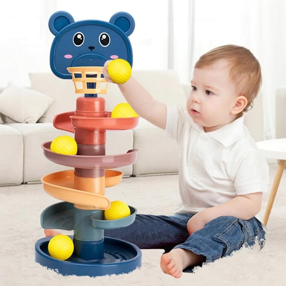 Crian&ccedil;a com Brinquedo de Bolinha