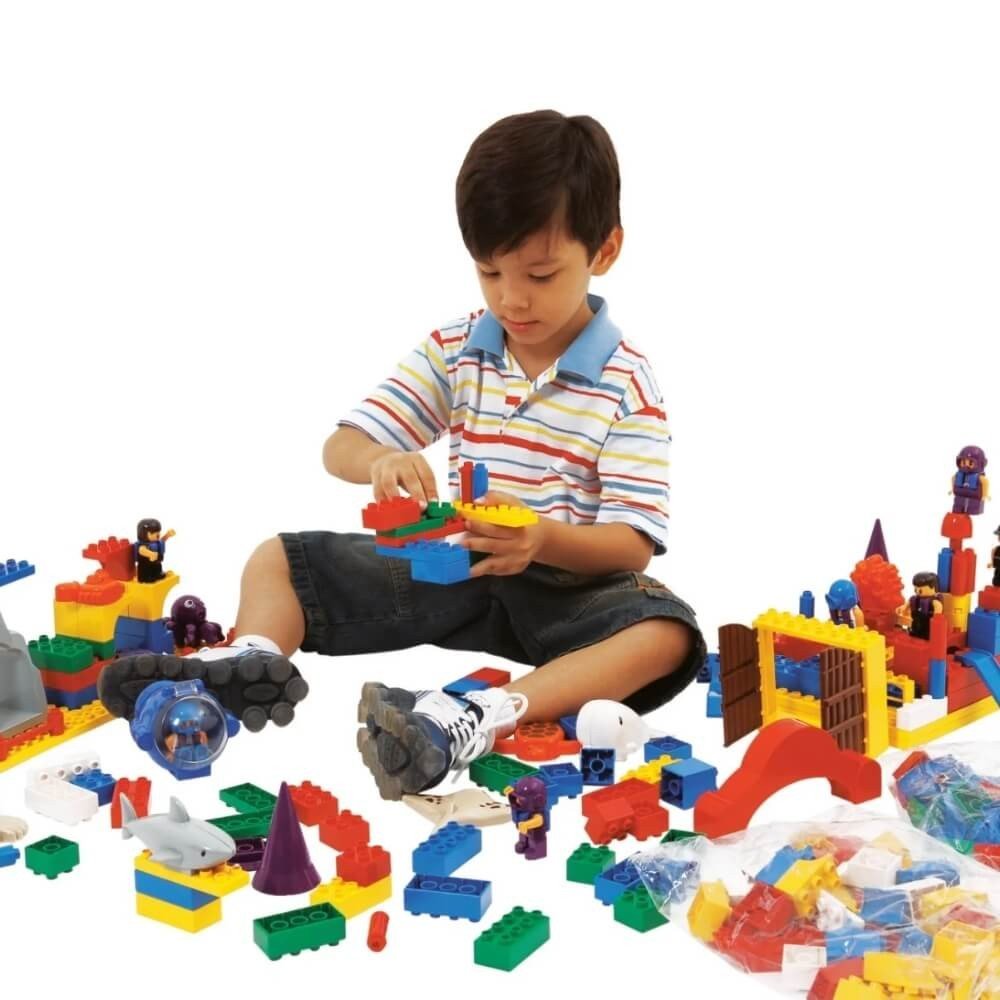 Crian&ccedil;a com Brinquedo Educativo