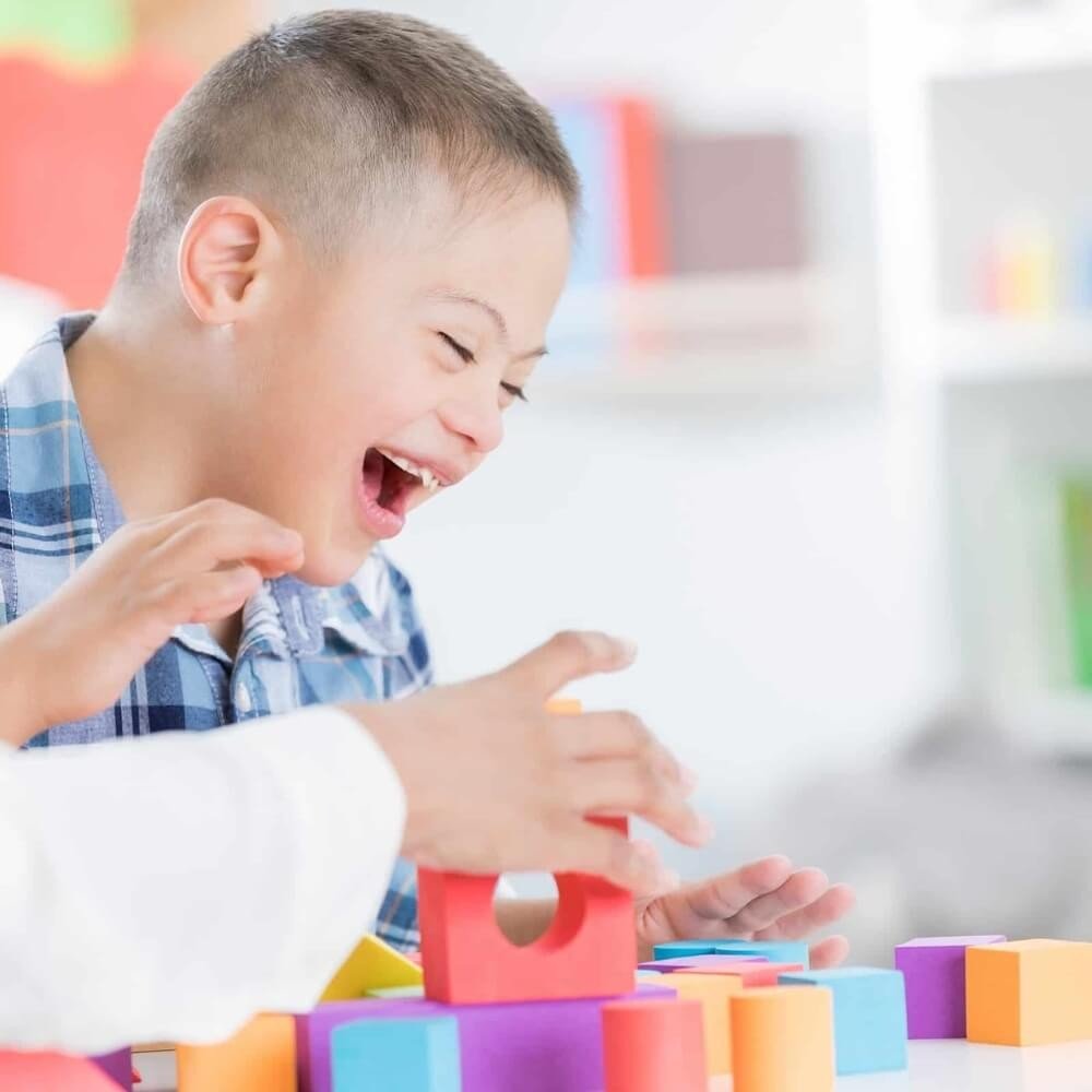 Crian&ccedil;a Feliz com Brinquedo