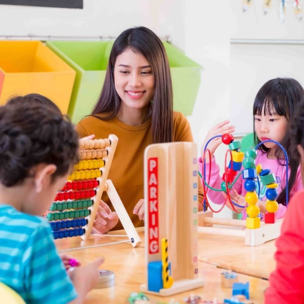 M&atilde;e auxiliando com Brinquedos Pedag&oacute;gicos
