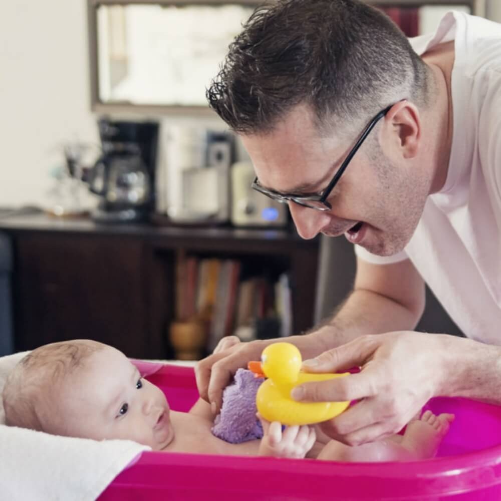 Bebê brincando com o pai