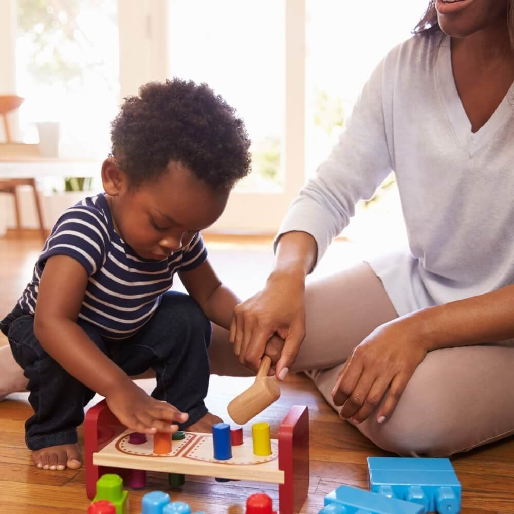 Criança brincando com a mãe