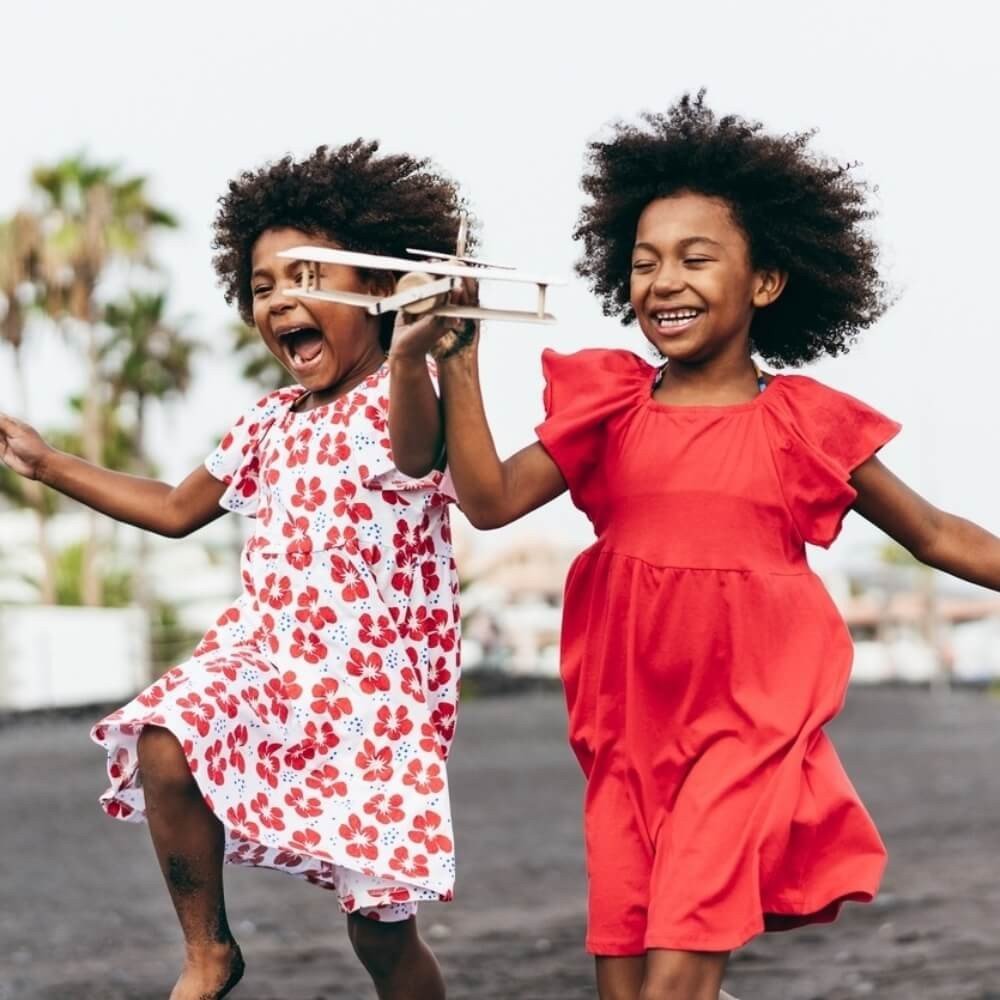 Meninas brincando com Avião