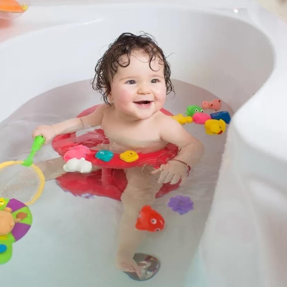 Bebê brincando na Banheira