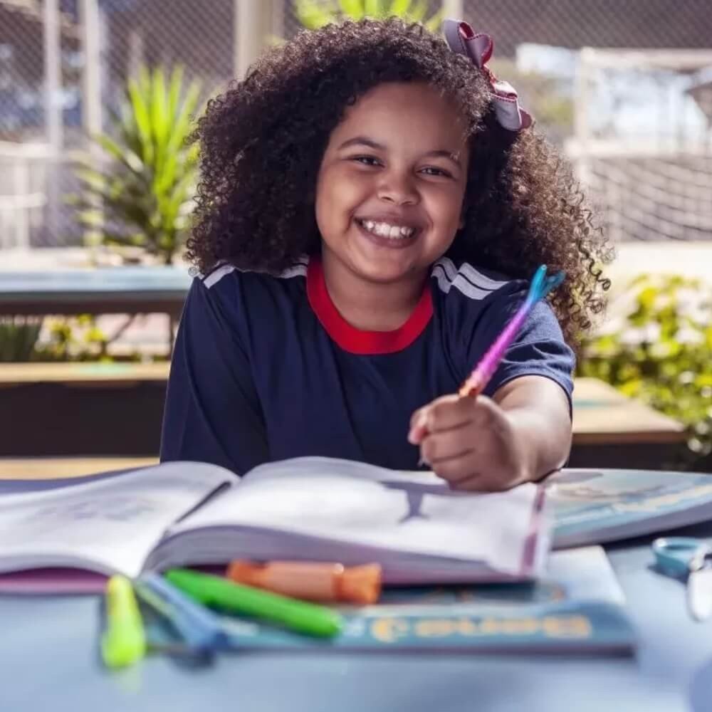 Menina com Material Escolar