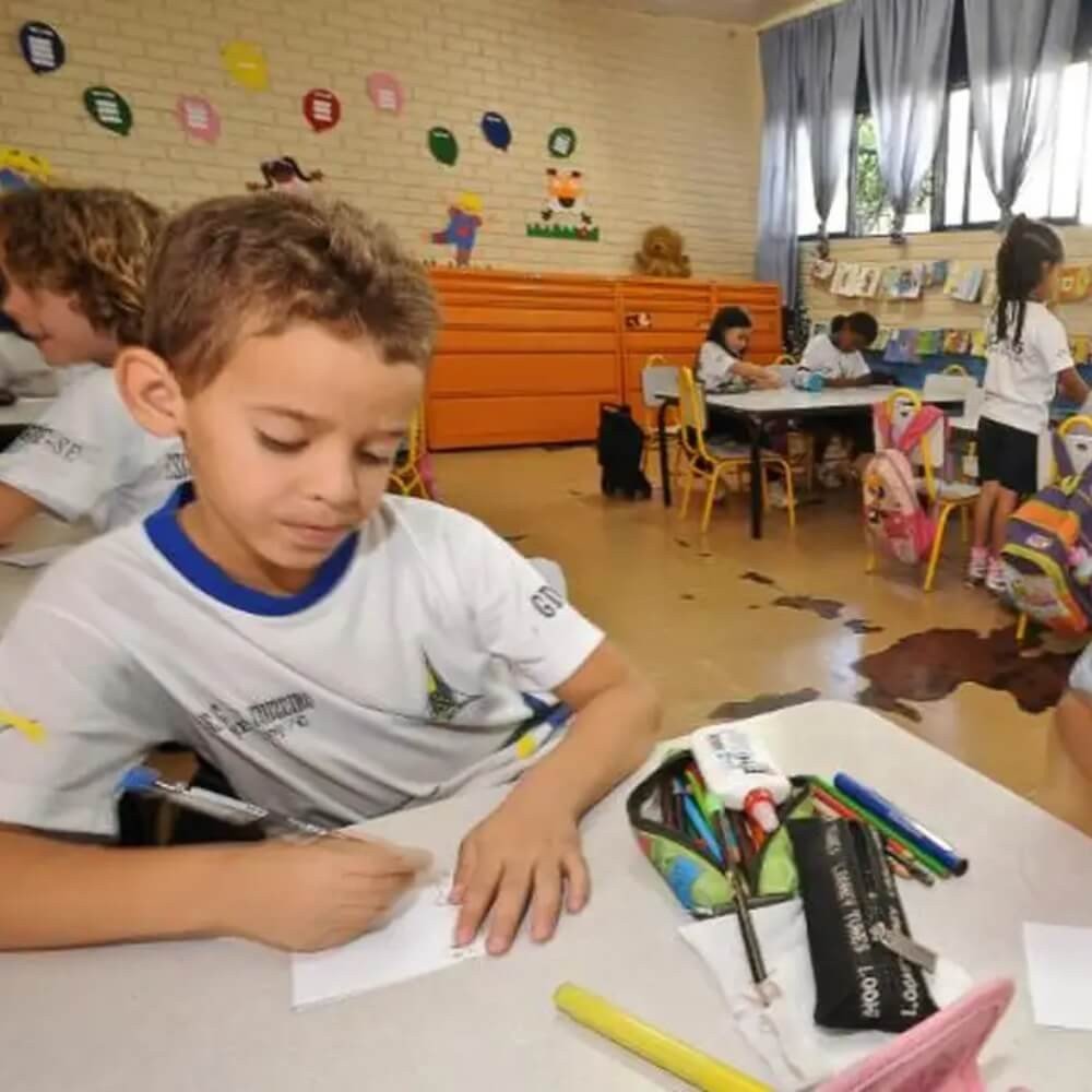 Menino pintando uma folha