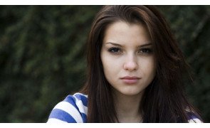 mulher com roupa azul e branco