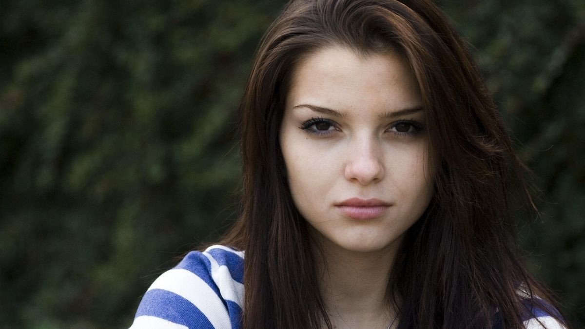 mulher com roupa azul e branco