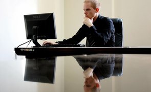 homem em escritorio